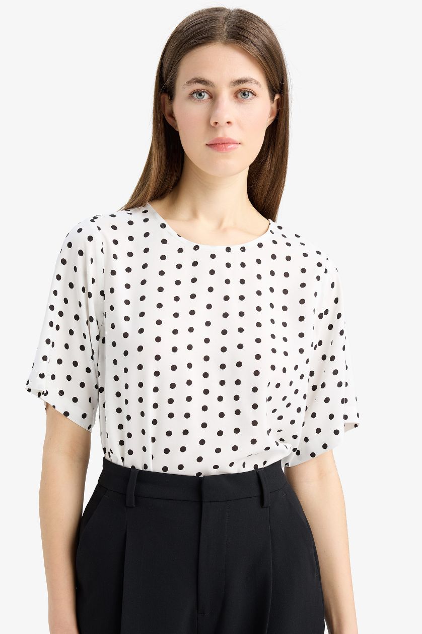 Woman White Regular Fit Round Collar Printed Short Sleeve Blouse