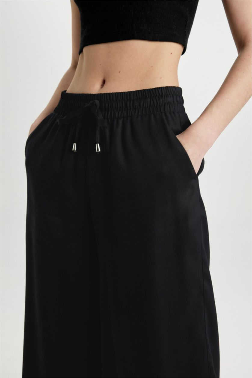WOMAN Black High Waist Crop Fit Viscose Capri