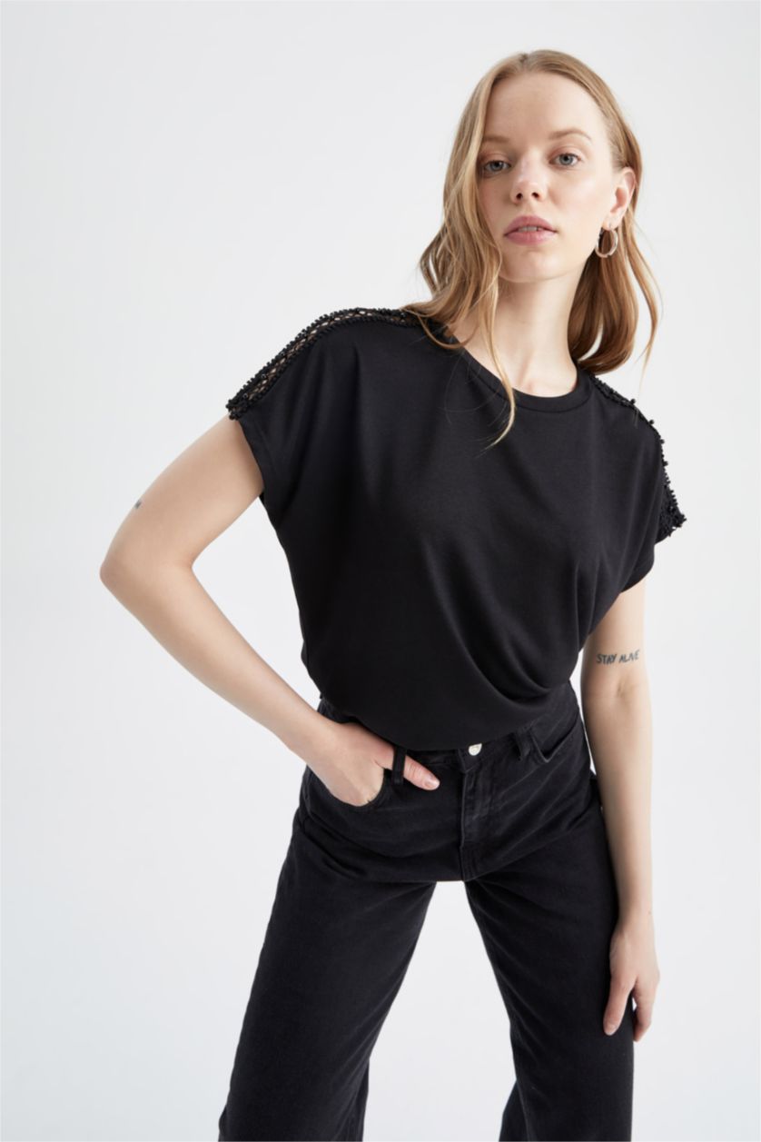 Woman Black Regular Fit Short Sleeve T-Shirt