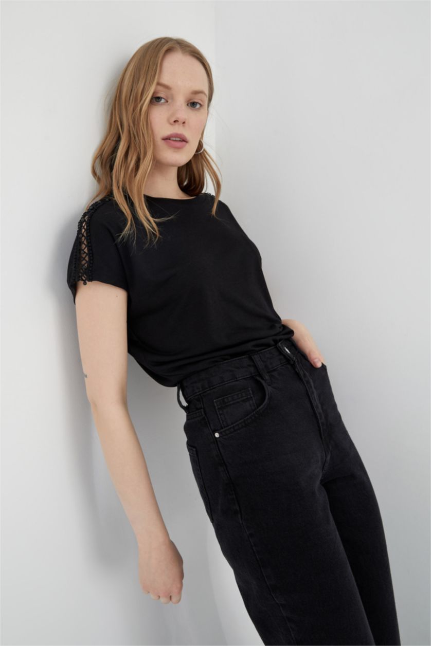 Woman Black Regular Fit Short Sleeve T-Shirt