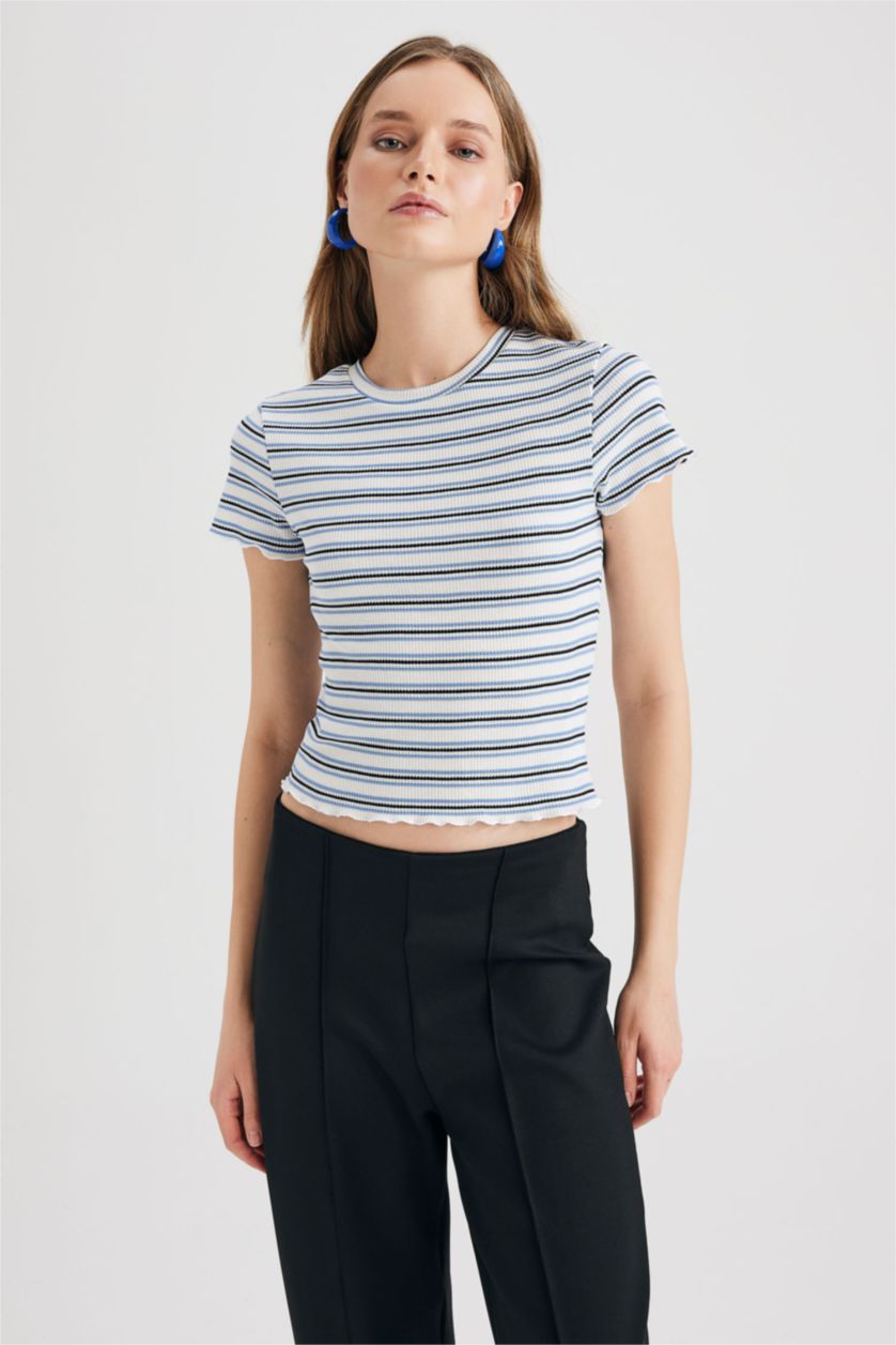 نساء اوف وايت تي شيرت بأكمام قصيرة مطبوعة بياقة مستديرة