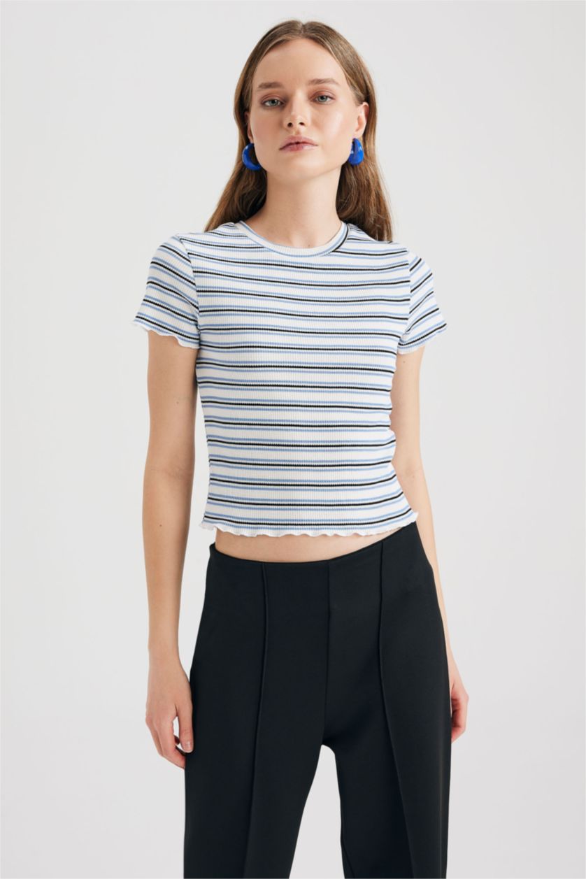 نساء اوف وايت تي شيرت بأكمام قصيرة مطبوعة بياقة مستديرة