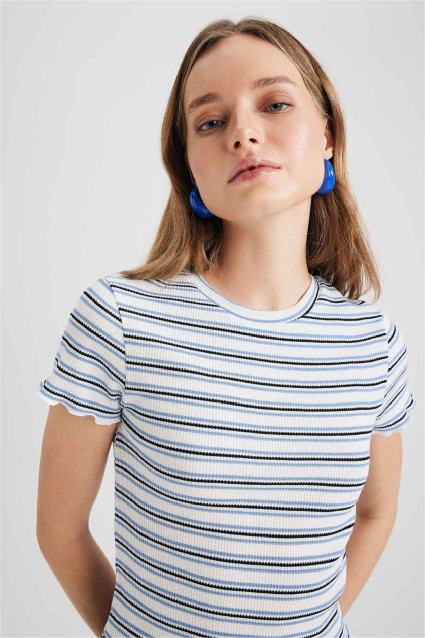 نساء اوف وايت تي شيرت بأكمام قصيرة مطبوعة بياقة مستديرة