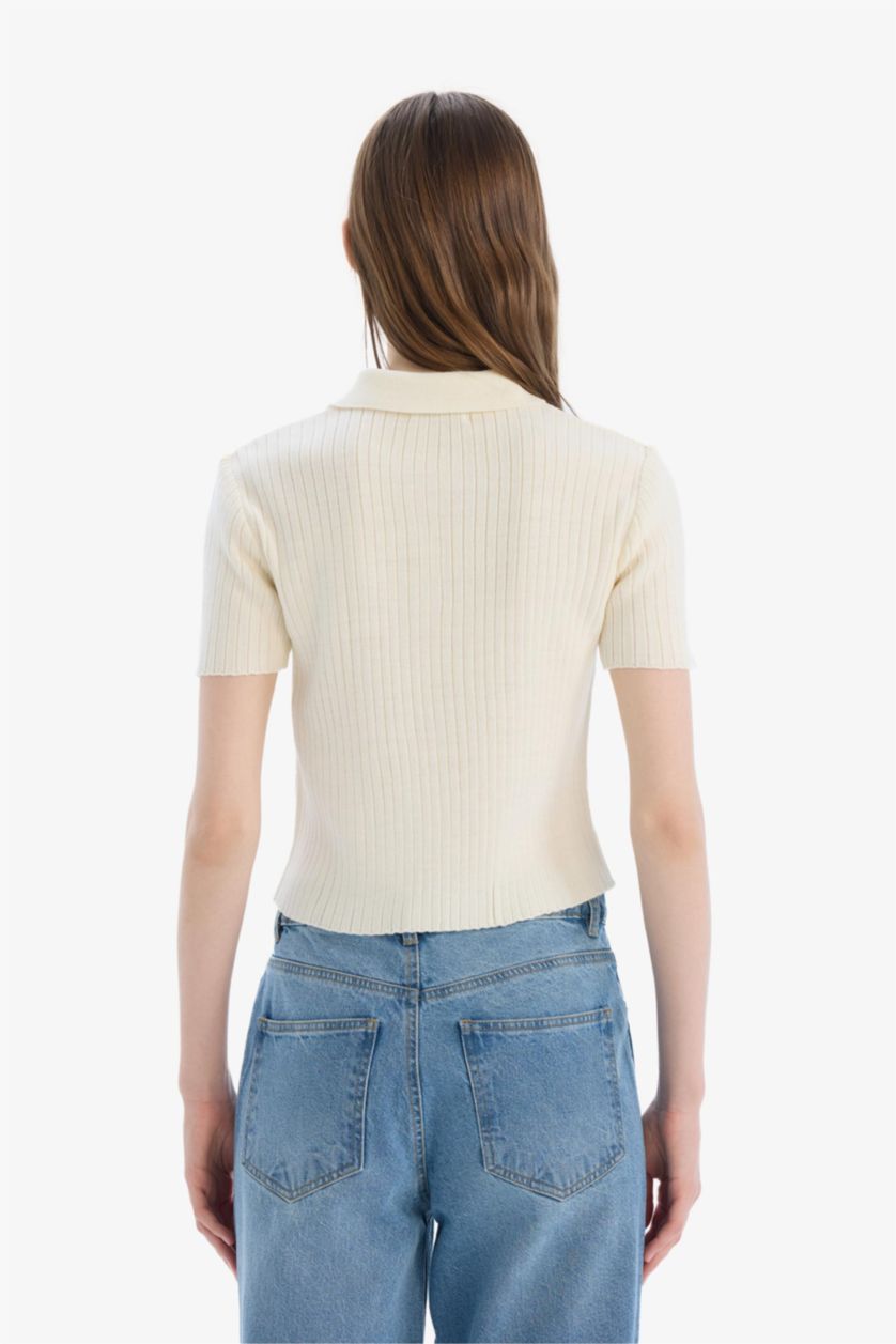 حريمي بيج فاتح بلوفر تريكو نص كم سليم فيت بياقة بولو