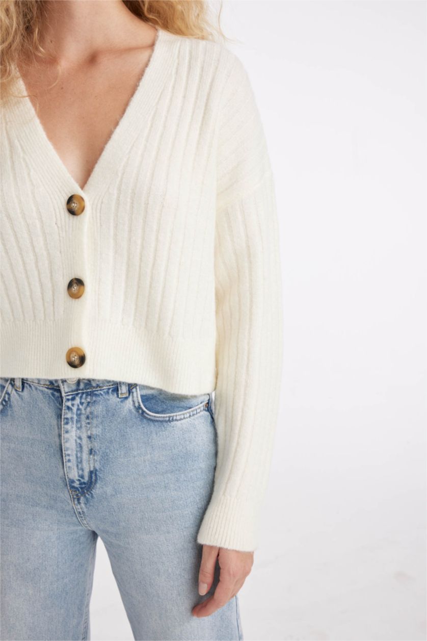 نساء بيج فاتح جاكيت تريكو قصة عادية بياخة V