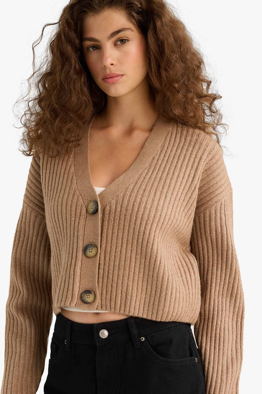Kadın Bej Regular Fit V Yaka Düğmeli Triko Hırka