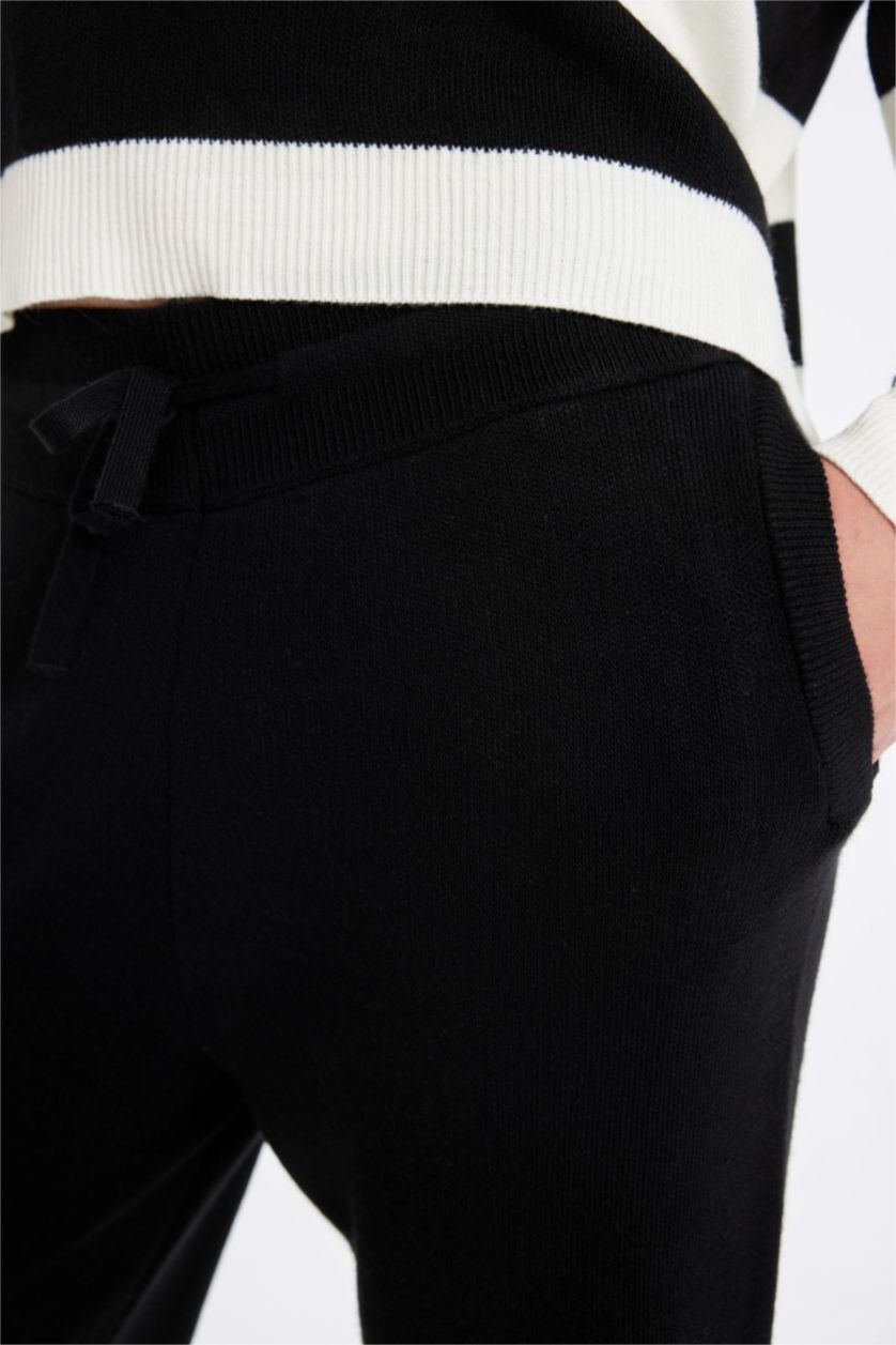 Woman Black Basic Straight Waist Elastic Leg Jogger Knitted Pants