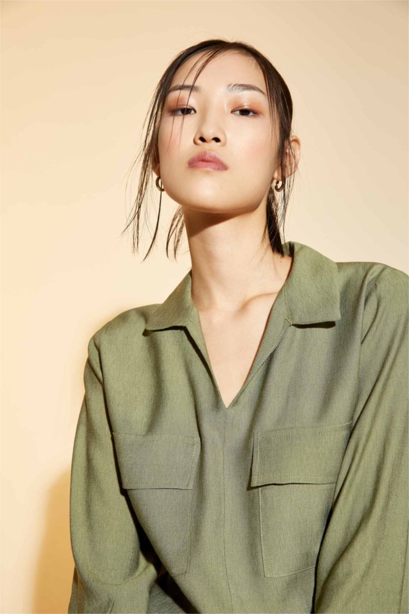 نساء كاكي فاتح بلوزة كم طويل وجيوب مزدوجة بياقة سكوب وقصة عادية