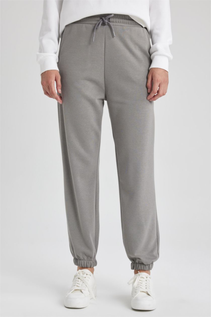 حريمي رمادي فاتح بنطلون سويت بانتس جوجر بيزك تقيل قصة عادية بأستك من تحت