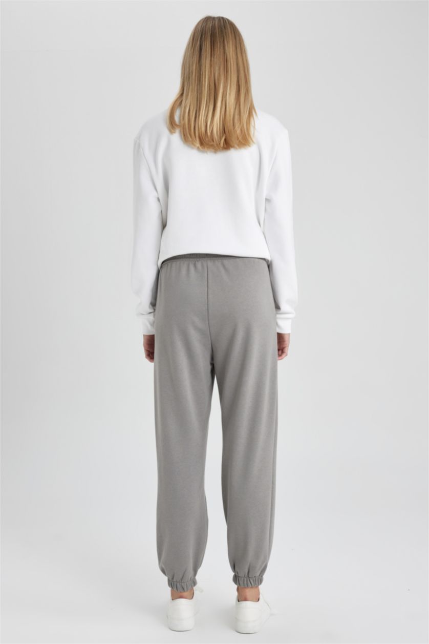 حريمي رمادي فاتح بنطلون سويت بانتس جوجر بيزك تقيل قصة عادية بأستك من تحت