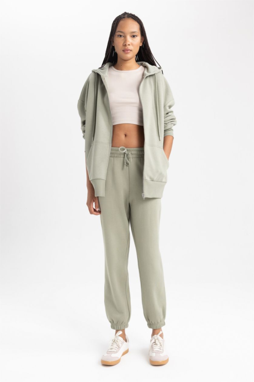 حريمي كاكي فاتح بنطلون جوجر قصة عادية