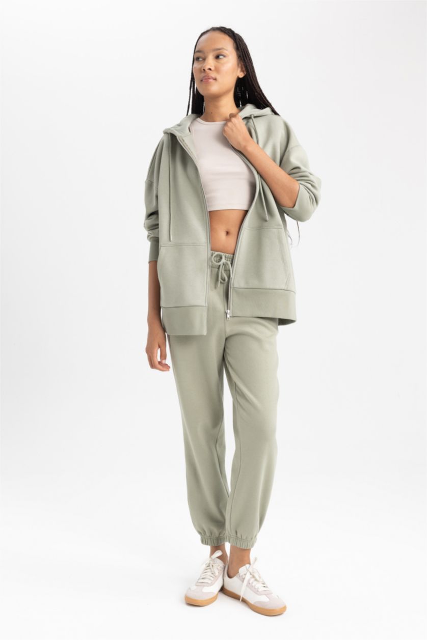 حريمي كاكي فاتح بنطلون جوجر قصة عادية