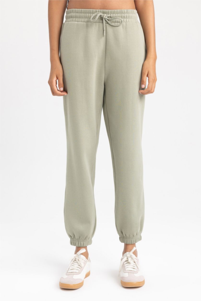 حريمي كاكي فاتح بنطلون جوجر قصة عادية