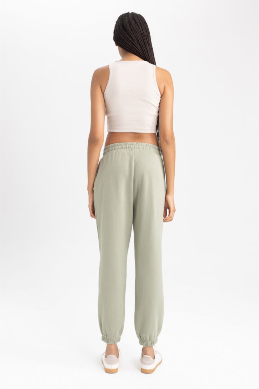 حريمي كاكي فاتح بنطلون جوجر قصة عادية