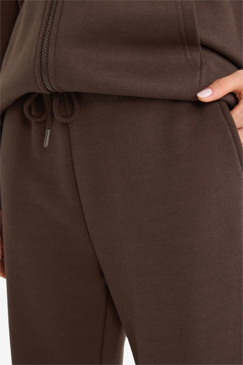 حريمي بني بنطلون جوجر فيت تقيل بأستك من تحت