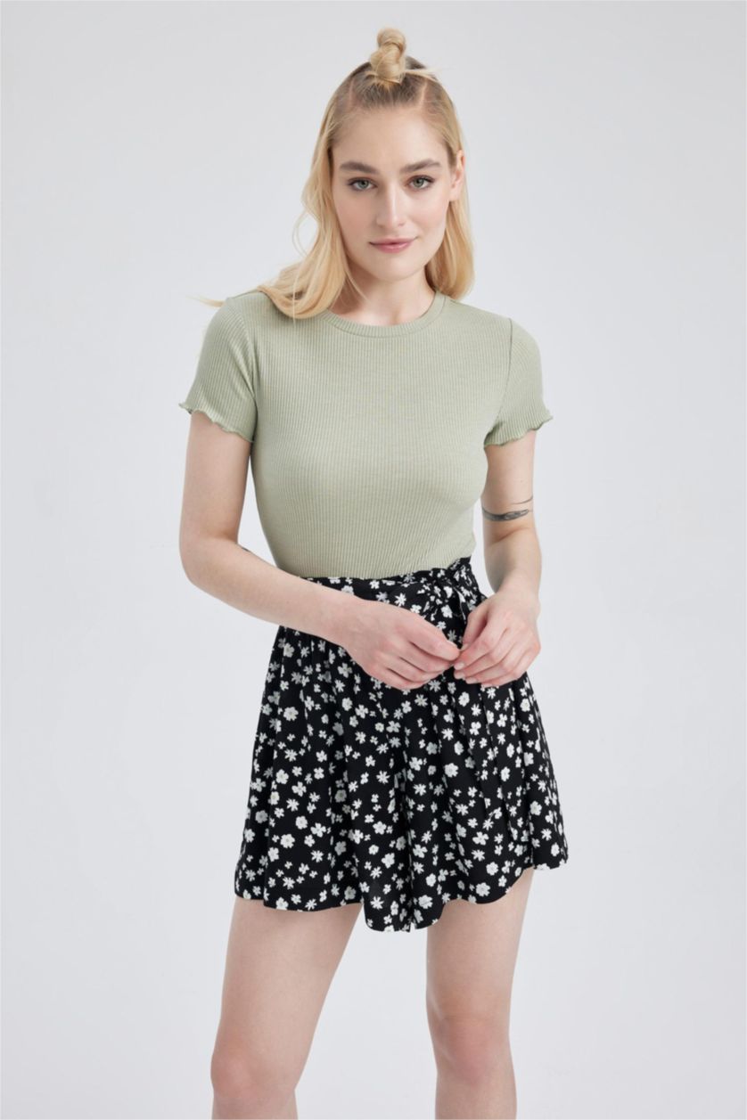 Woman Black Relax Fit Normal Waist Floral Shorts