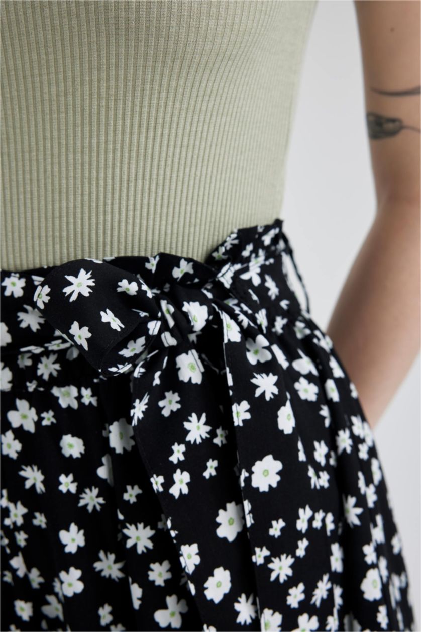 Woman Black Relax Fit Normal Waist Floral Shorts