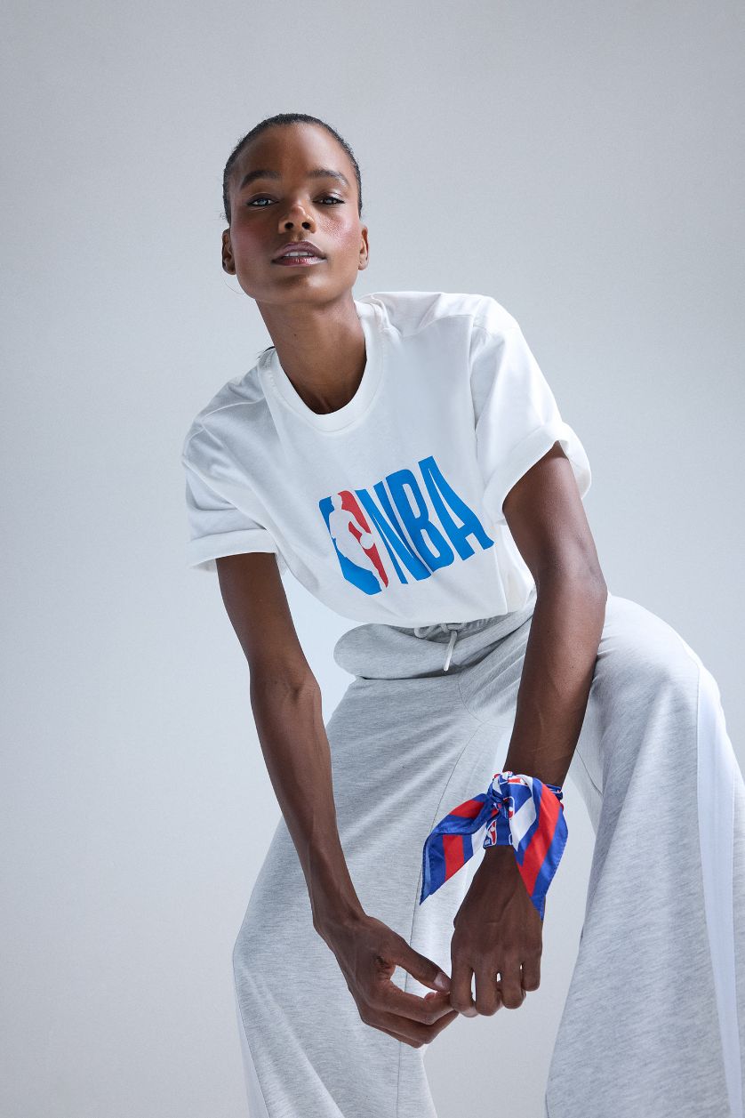 حريمي اوف وايت تيشيرت نص كم اوفر سايز مطبوع برقبة مستديرة من NBA