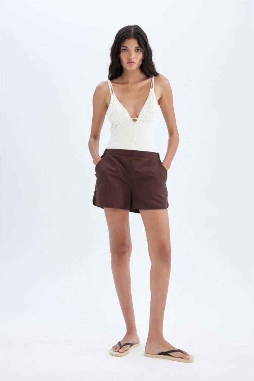 حريمي بني شورت بحر قصة عادية