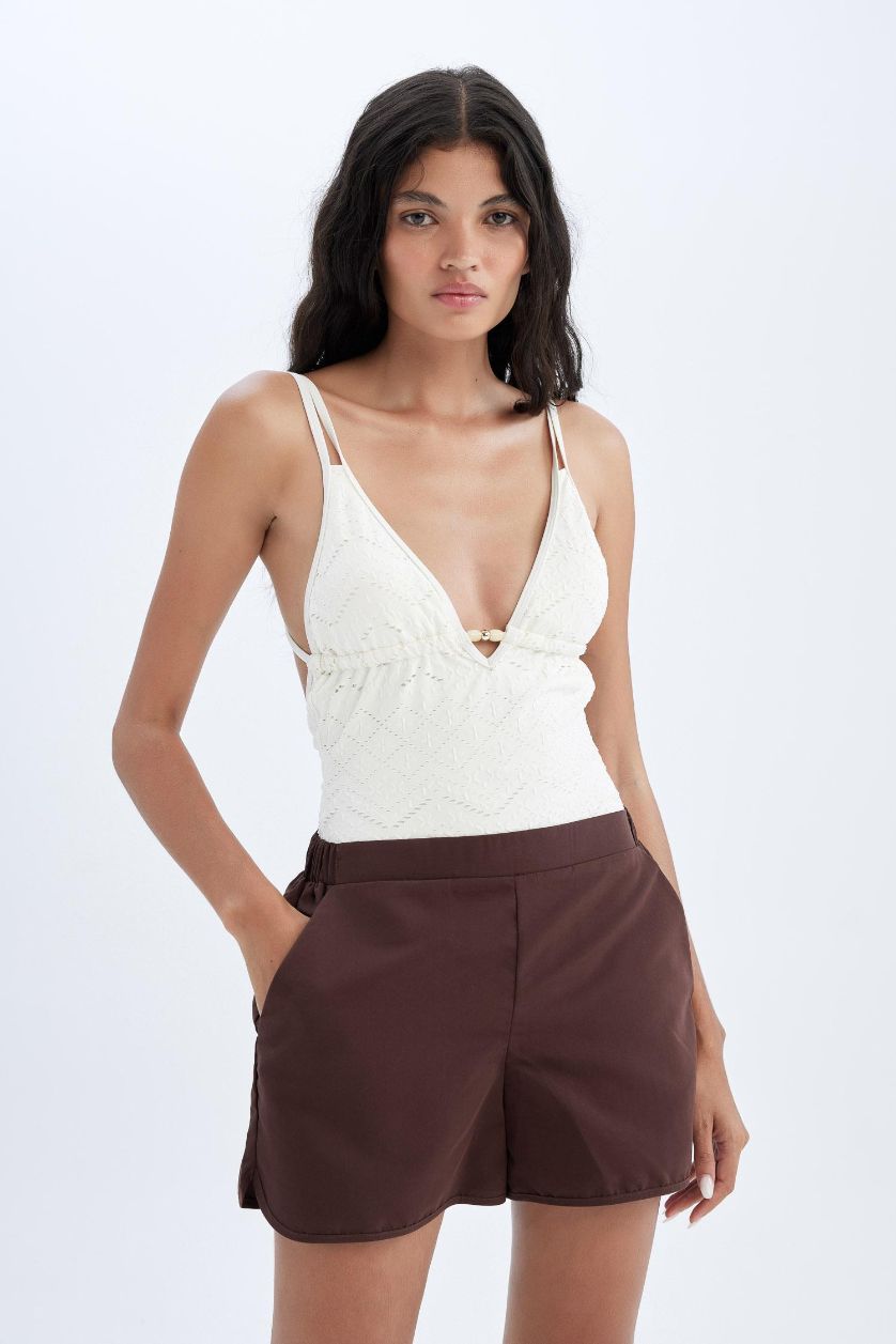 حريمي بني شورت بحر قصة عادية