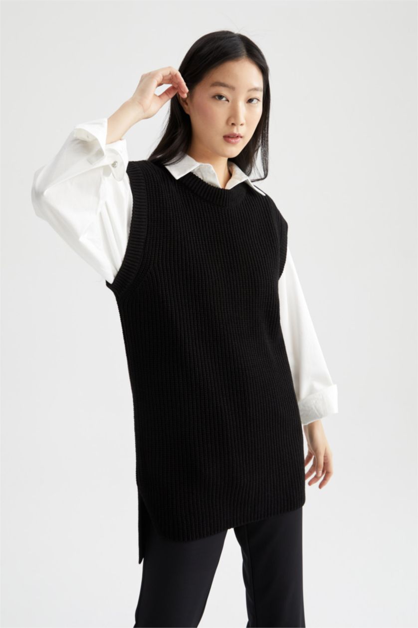 FEMME Noir Regular Fit Crew Neck