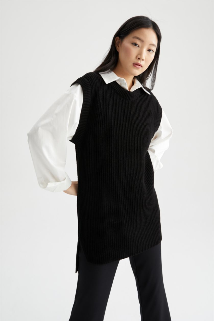 FEMME Noir Regular Fit Crew Neck