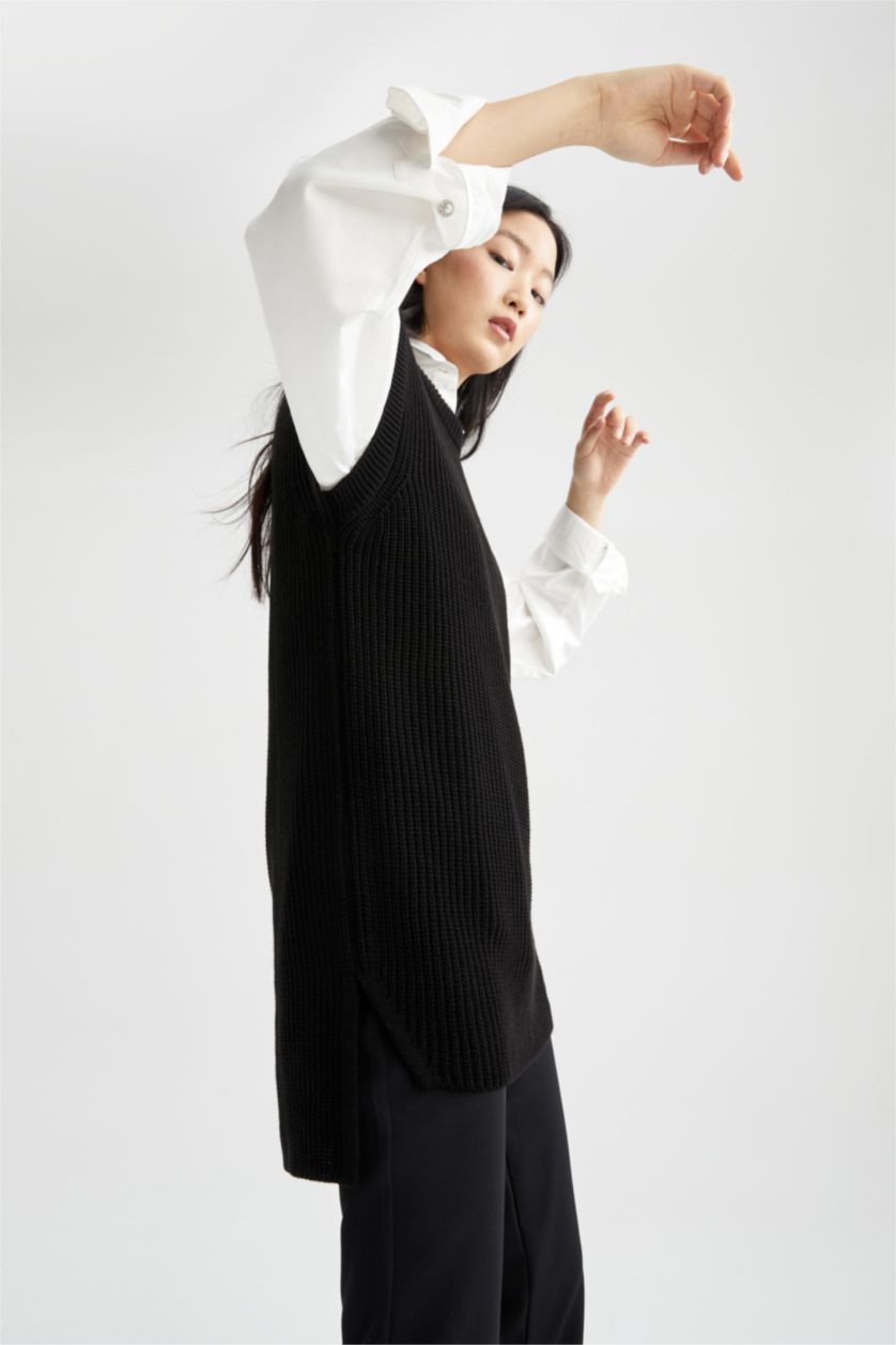 FEMME Noir Regular Fit Crew Neck