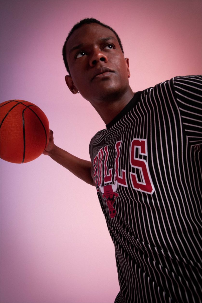 HOMME Noir Defacto Fit NBA Chicago Bulls T-shirt à col rond sous licence