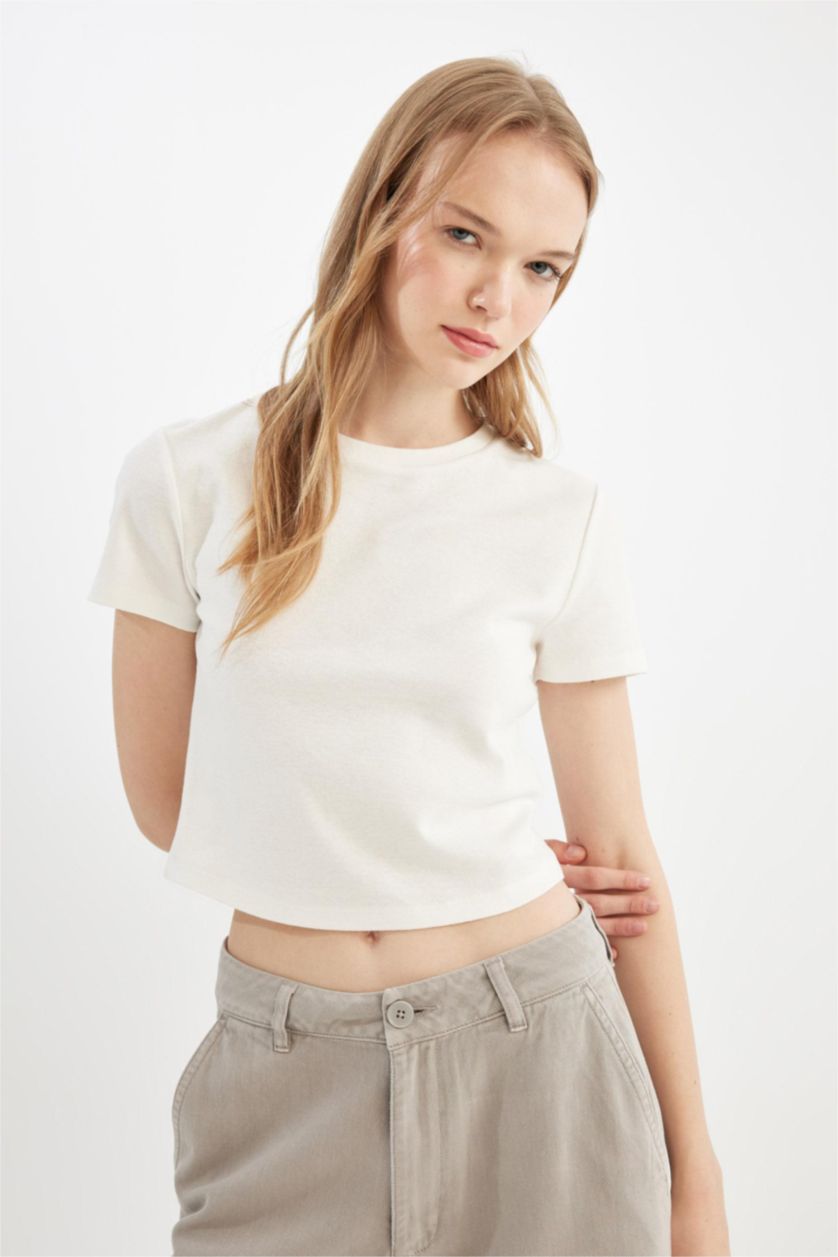 حريمي اوف وايت تيشيرت نص كم بيزك سليم فيت مضلع