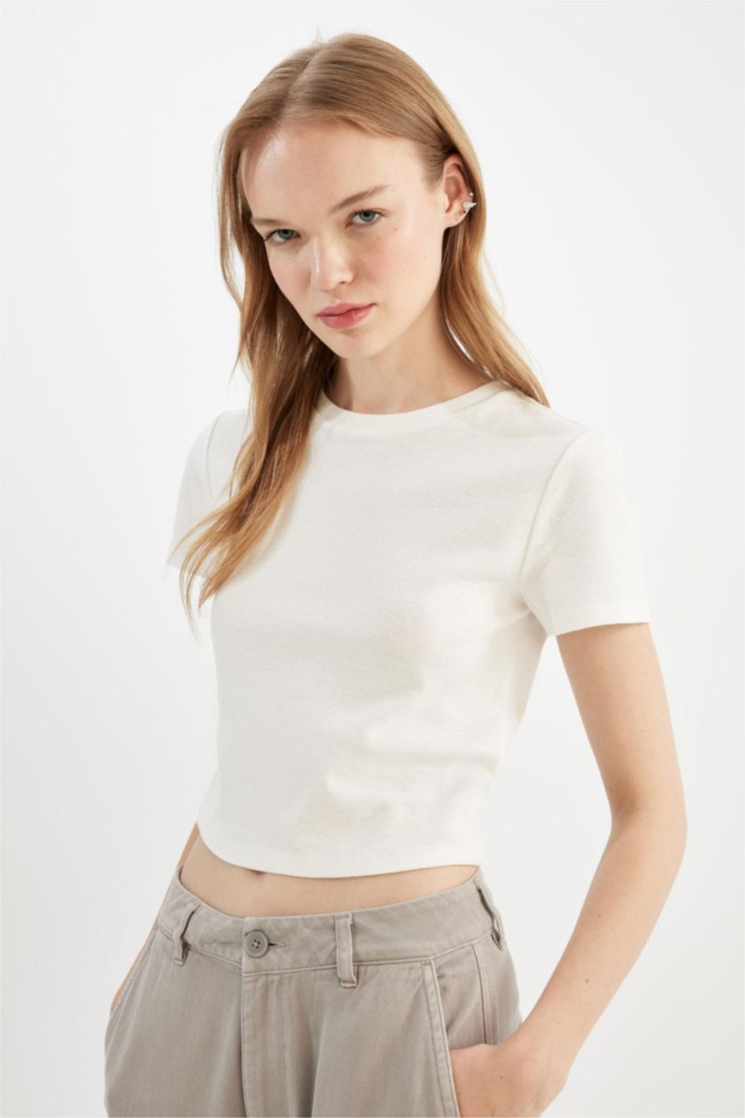 حريمي اوف وايت تيشيرت نص كم بيزك سليم فيت مضلع