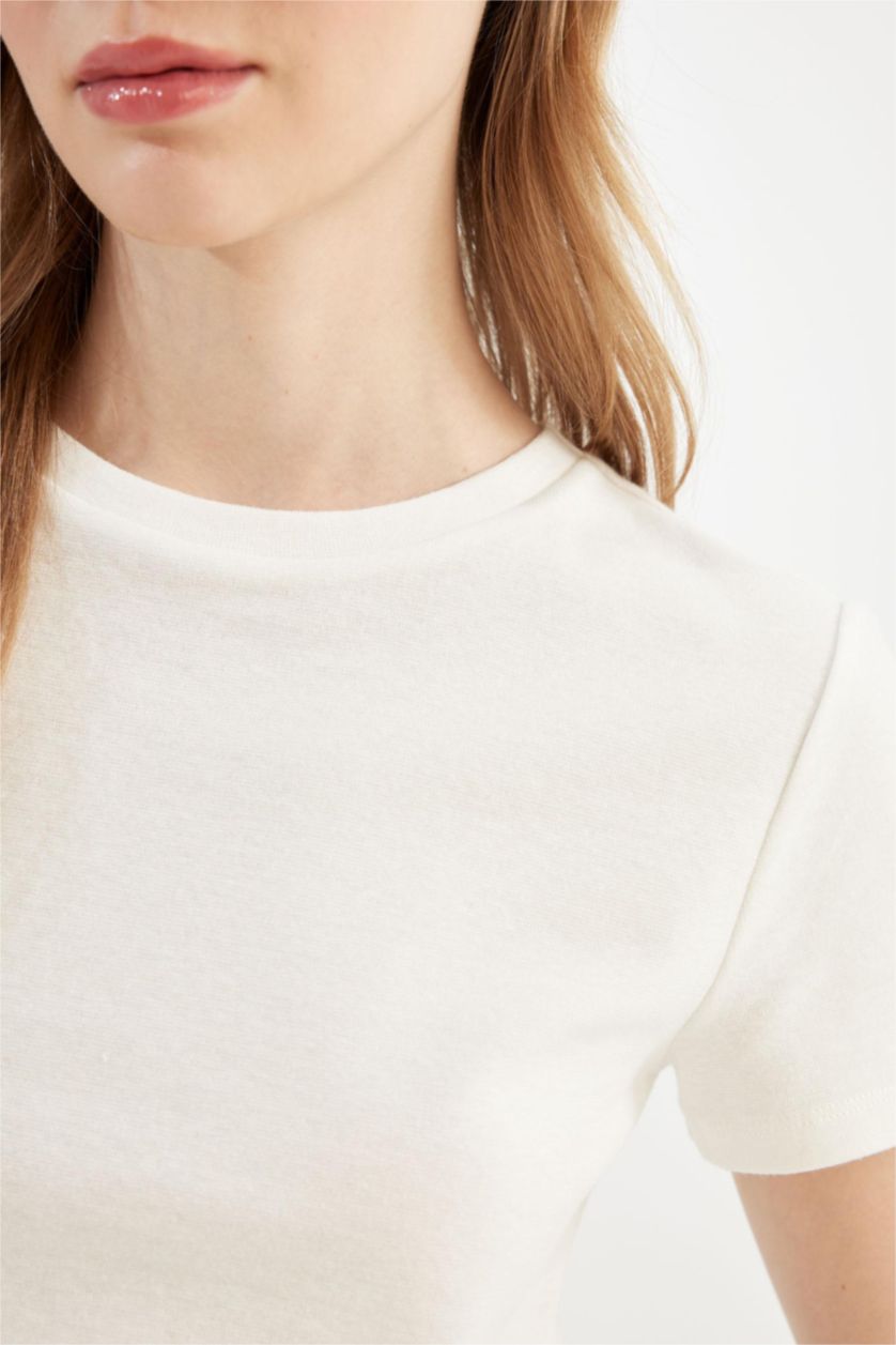 حريمي اوف وايت تيشيرت نص كم بيزك سليم فيت مضلع