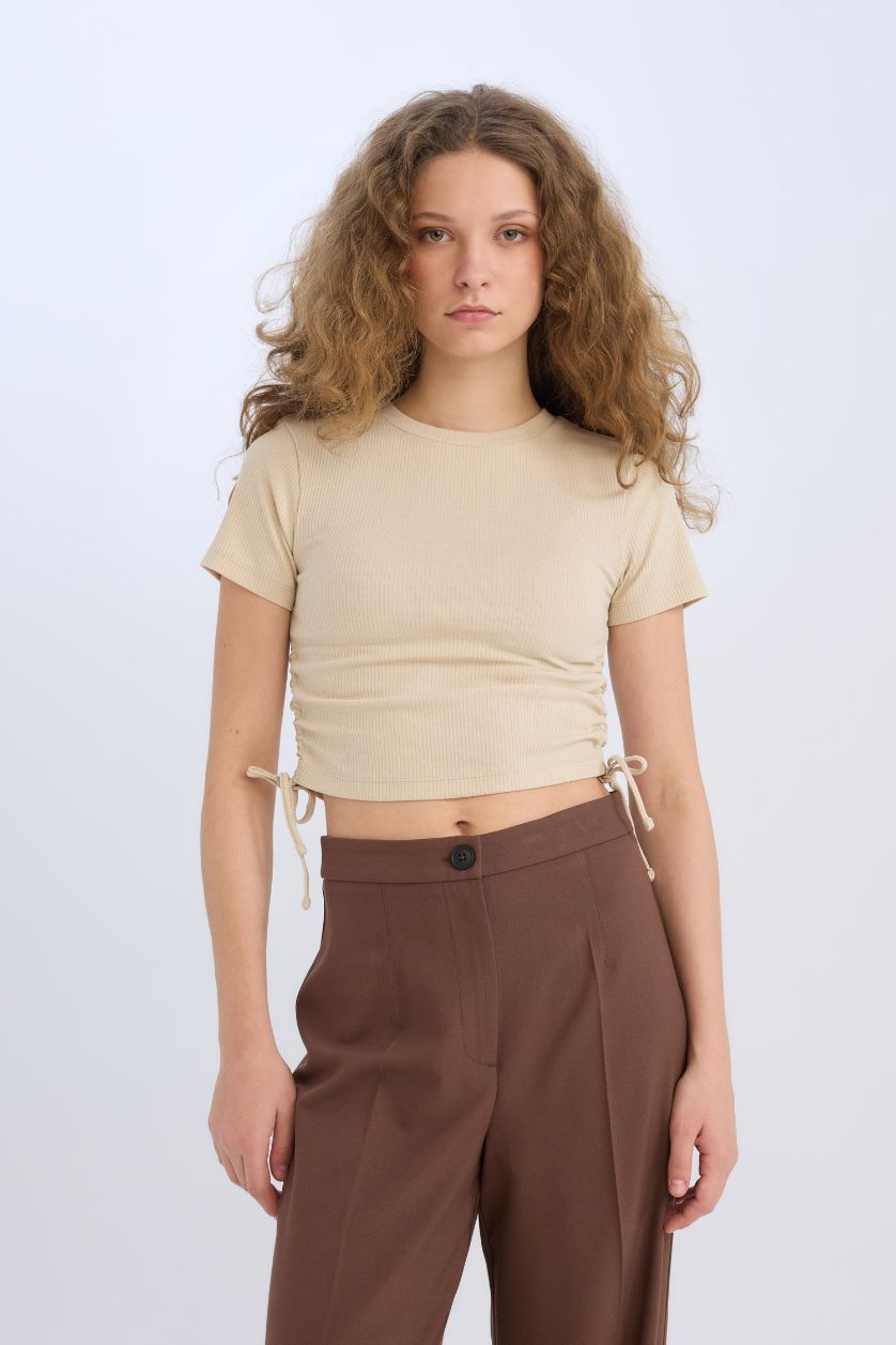 نساء بيج تيشيرت نص كم مضلع سليم فيت برقبة مستديرة