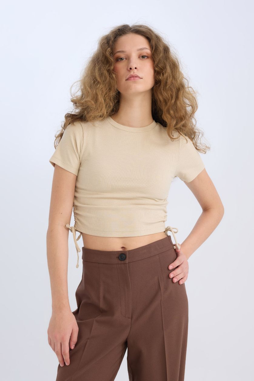 نساء بيج تيشيرت نص كم مضلع سليم فيت برقبة مستديرة