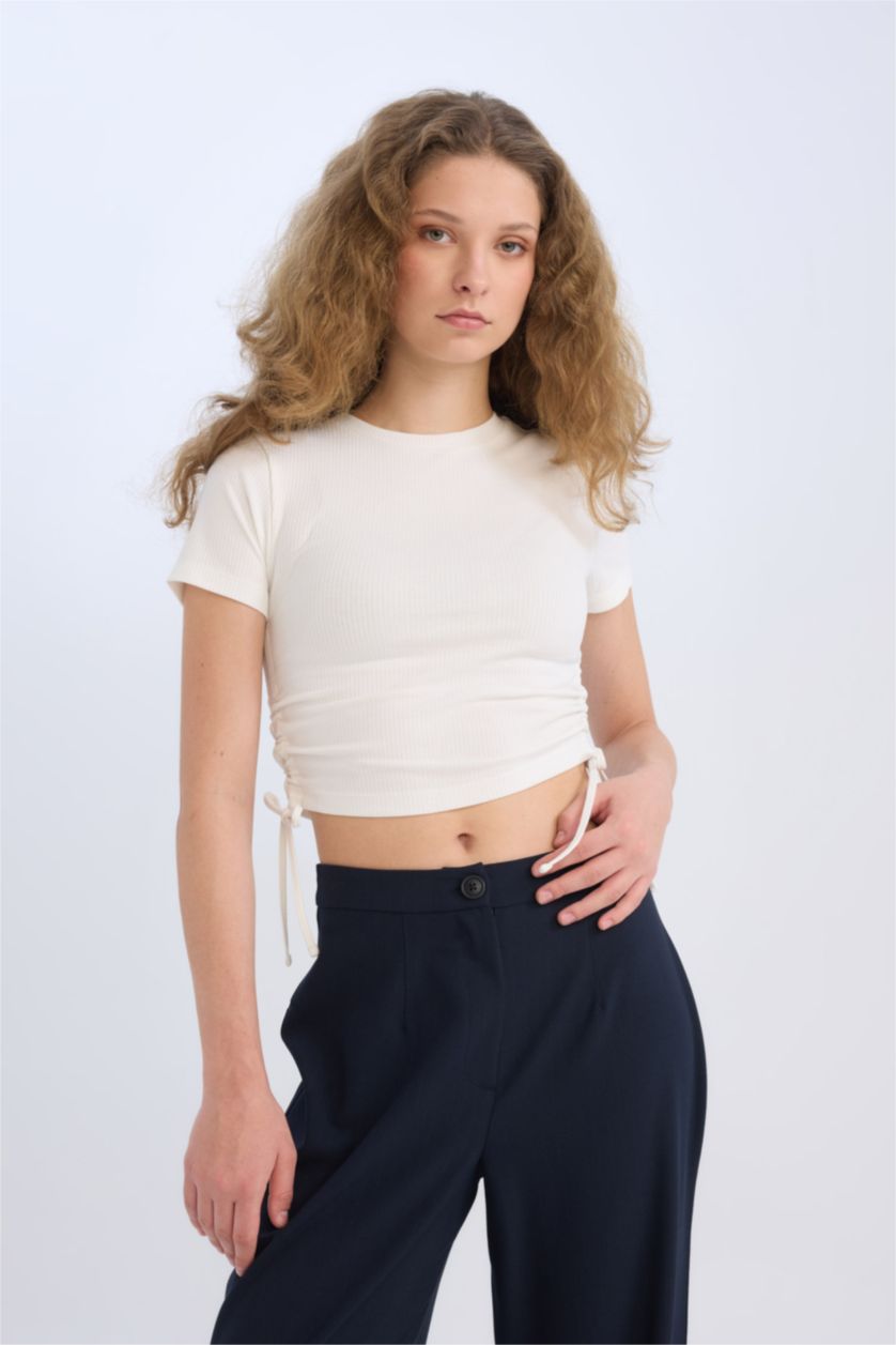 نساء اوف وايت تيشيرت نص كم مضلع سليم فيت برقبة مستديرة