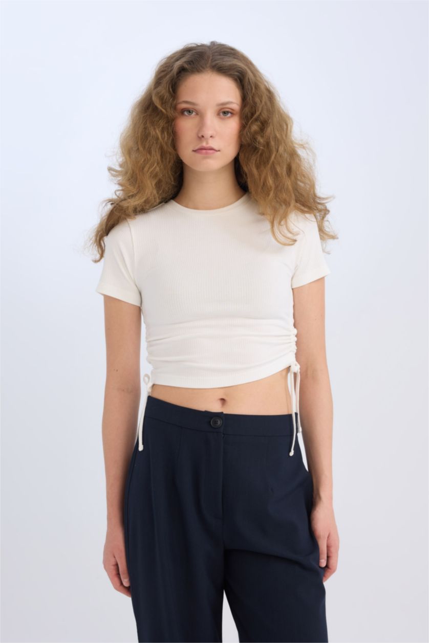 نساء اوف وايت تيشيرت نص كم مضلع سليم فيت برقبة مستديرة