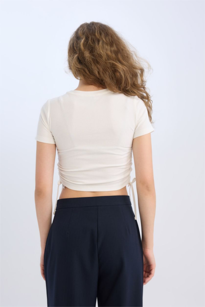 نساء اوف وايت تيشيرت نص كم مضلع سليم فيت برقبة مستديرة