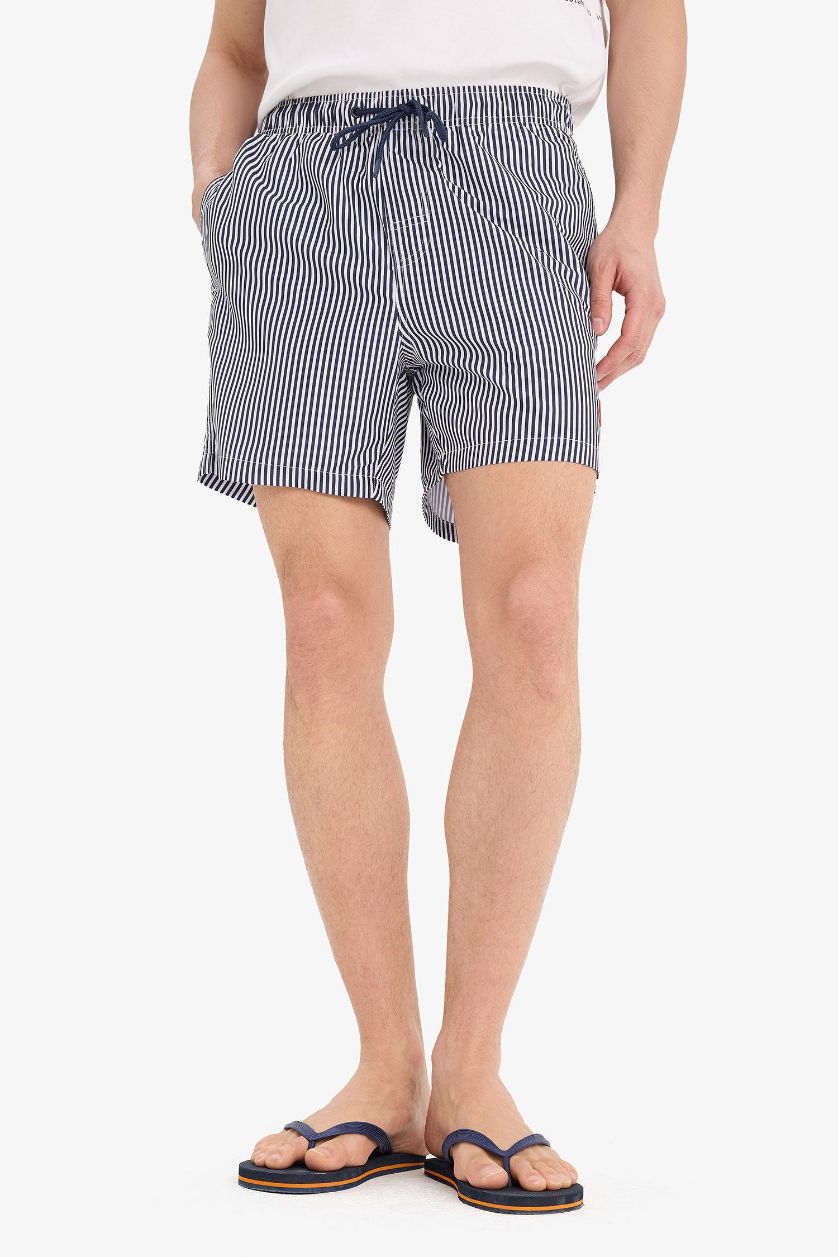 رجالي كحلي شورت بحر قصير مخطط كحلي ببطانة شبيكة