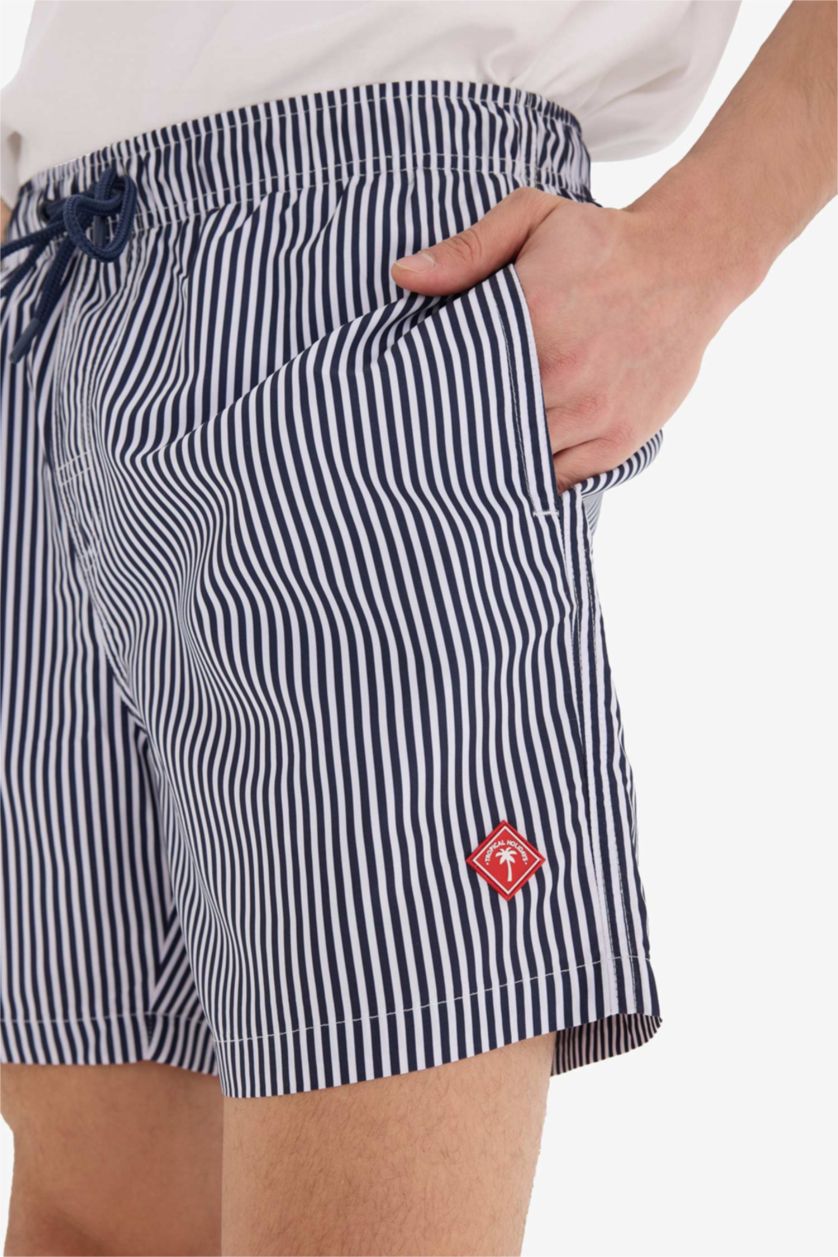 رجالي كحلي شورت بحر قصير مخطط كحلي ببطانة شبيكة