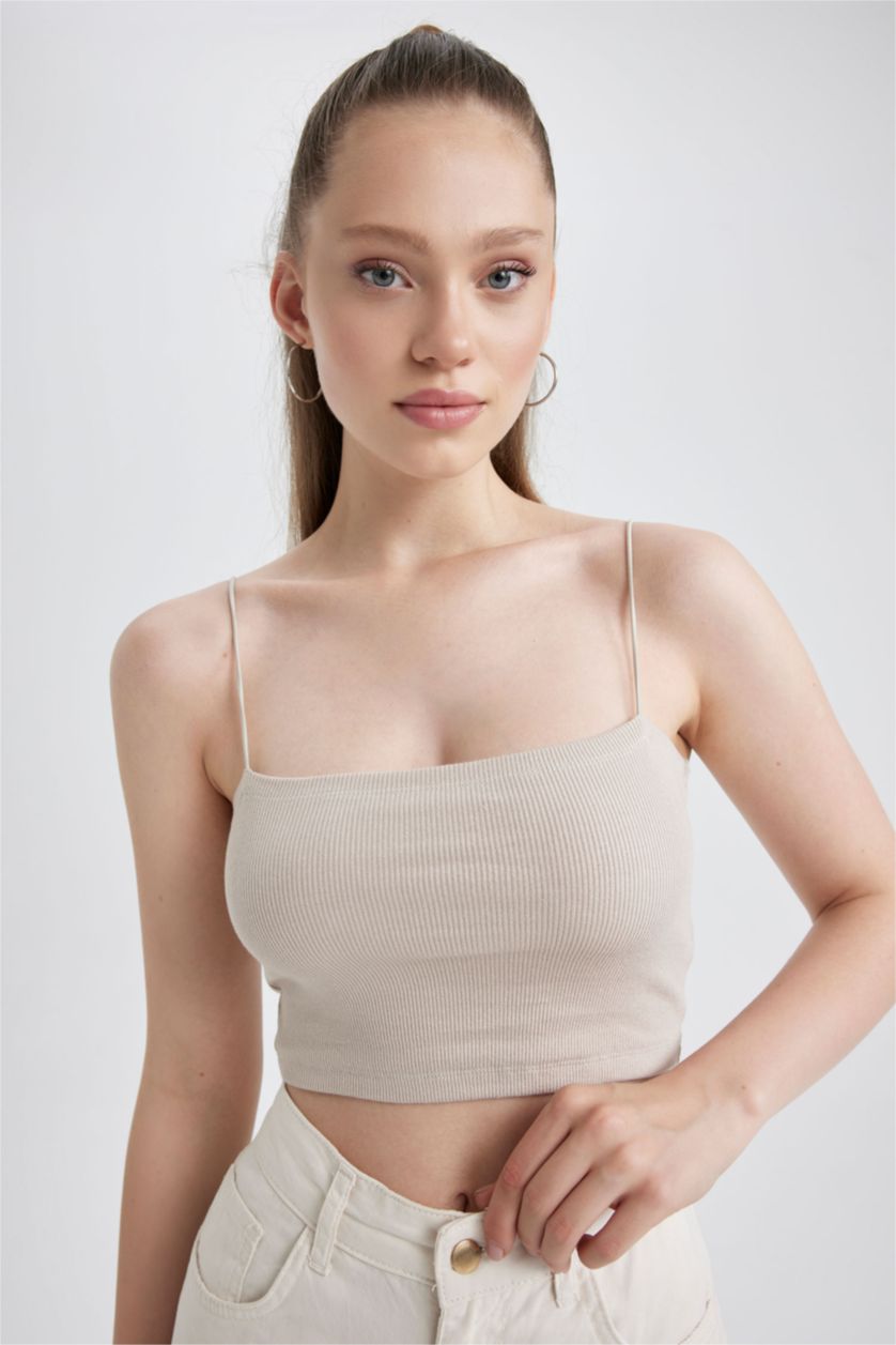 حريمي اللون الرملي توب سليم فيت