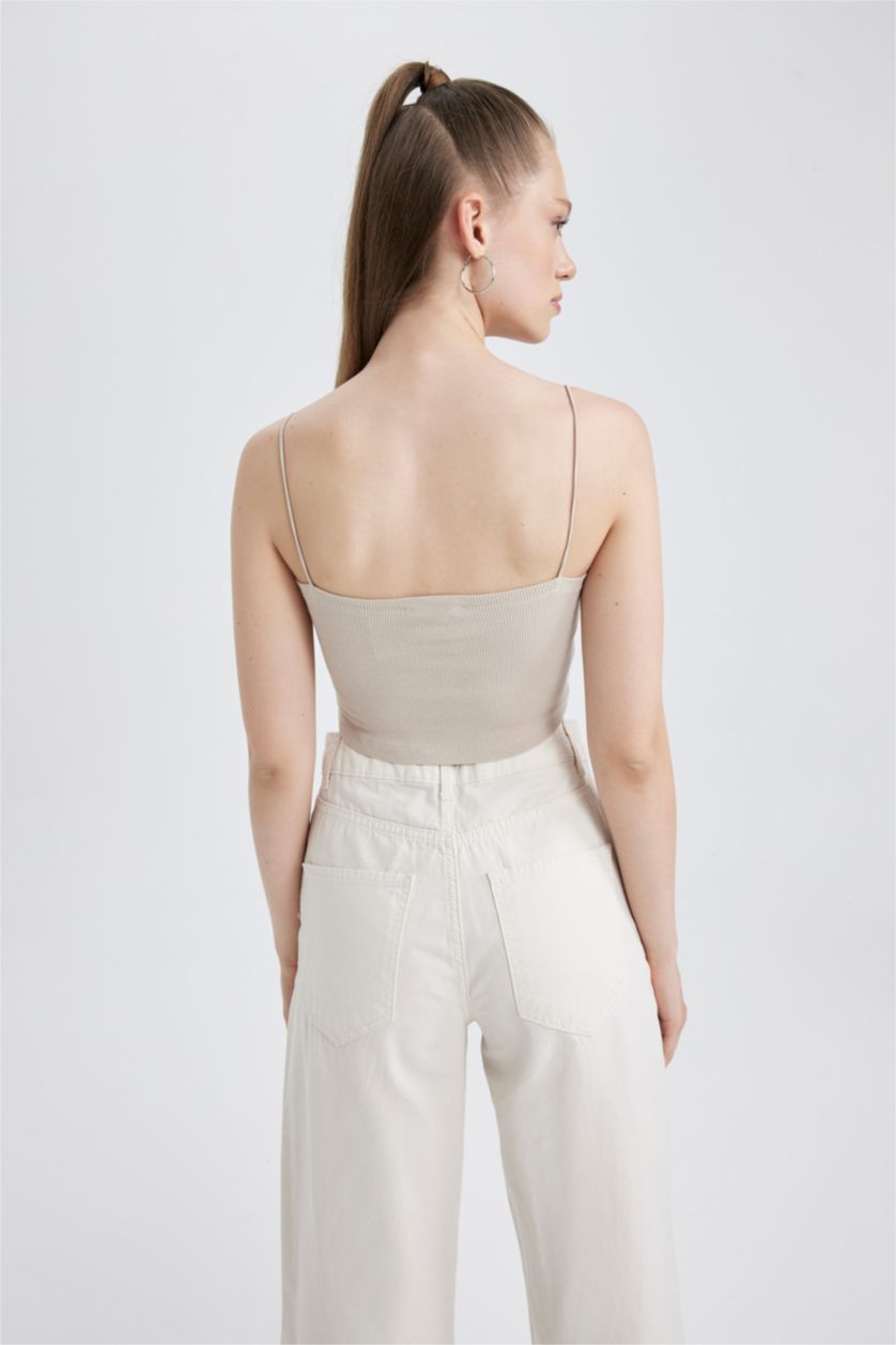 حريمي اللون الرملي توب سليم فيت