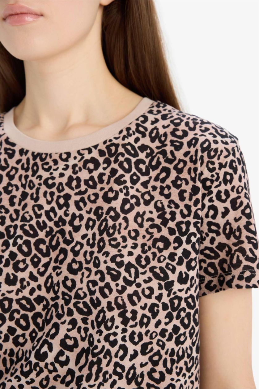 نساء بيج تيشيرت نص كم قصة طويلة بطبعة شعار ورقبة مستديرة