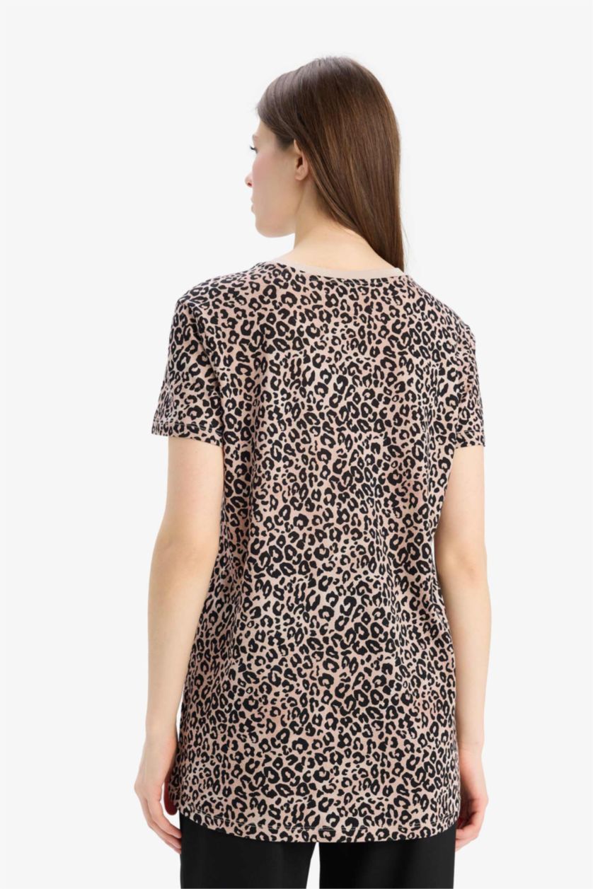 نساء بيج تيشيرت نص كم قصة طويلة بطبعة شعار ورقبة مستديرة