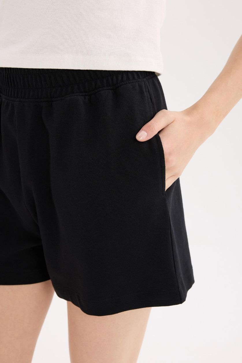 حريمي أسود شورت برجل مستقيمة