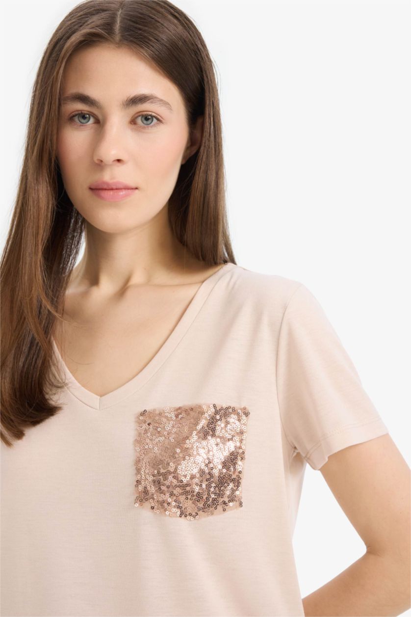 نساء بيج فاتح تيشيرت نص كم قصة عادية برقبة V و جيب