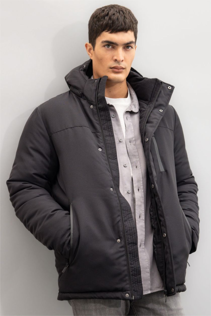 رجال أسود قمصلة نفخ قصة عادية بغطاء للرأس