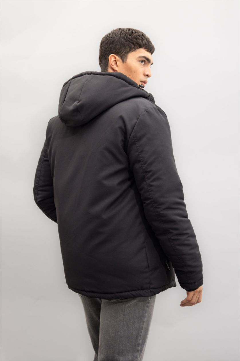 رجال أسود قمصلة نفخ قصة عادية بغطاء للرأس