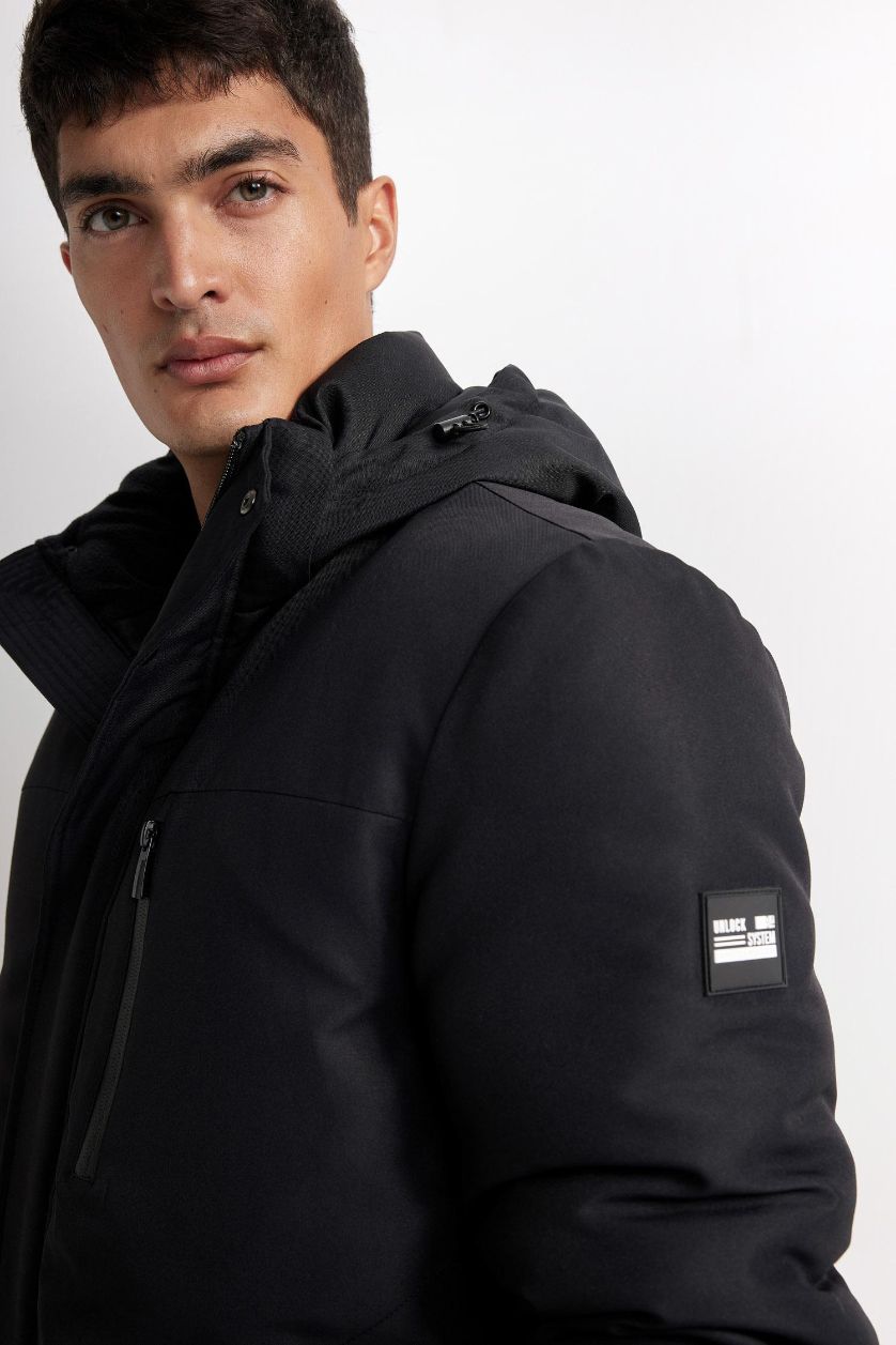 رجال أسود قمصلة نفخ قصة عادية بغطاء للرأس