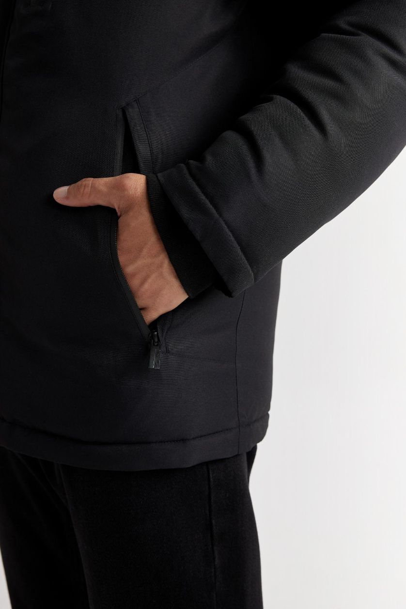 رجال أسود قمصلة نفخ قصة عادية بغطاء للرأس