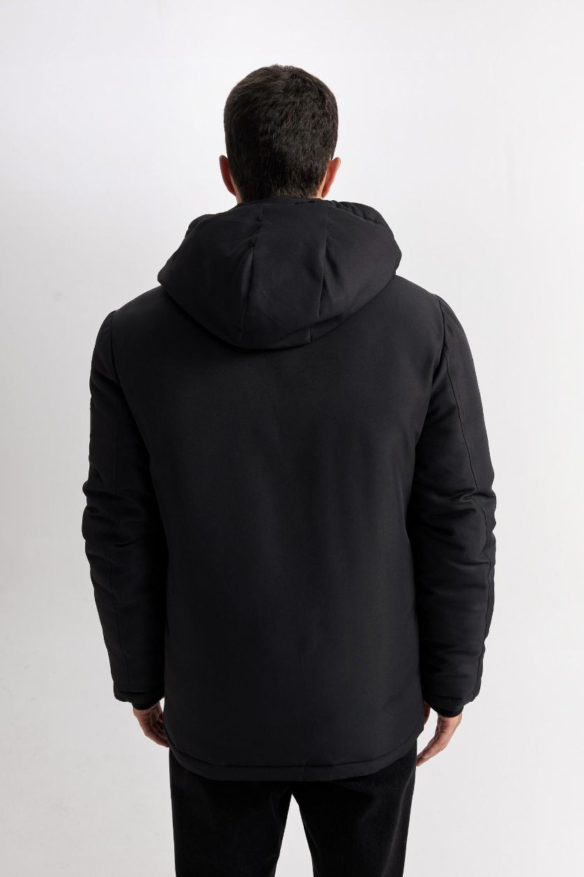 رجال أسود قمصلة نفخ قصة عادية بغطاء للرأس