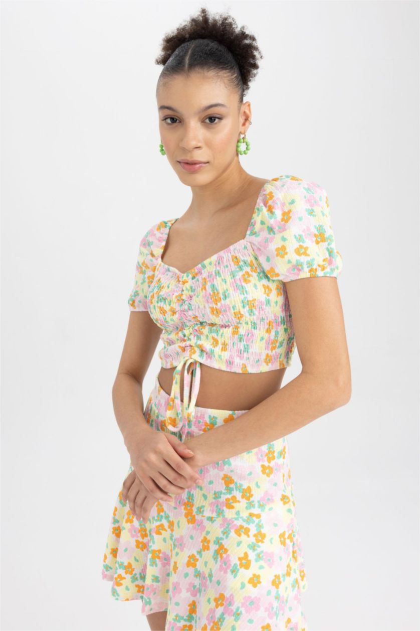 Kadın Kırık Beyaz Slim Fit Dar Kesim Crop Desenli Büzgü Detaylı Kısa Kollu Bluz